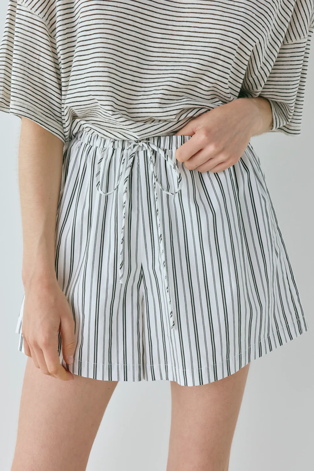 Annika Shorts Black Stripe