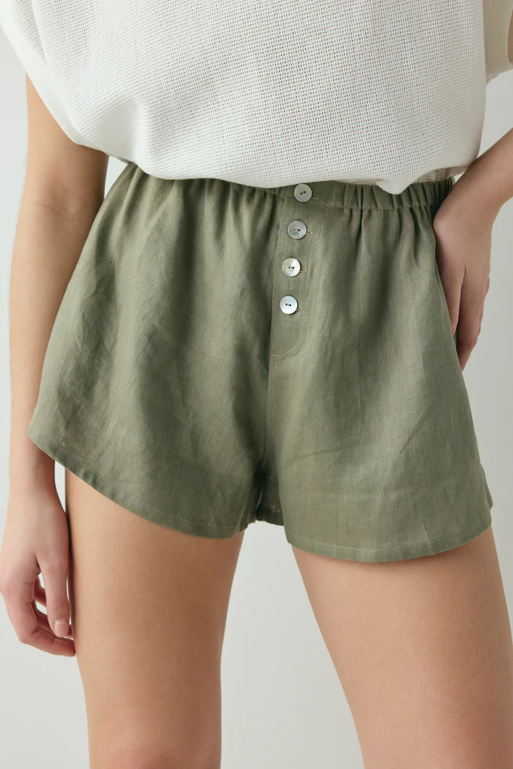 Eira Linen Shorts Khaki - Image 2