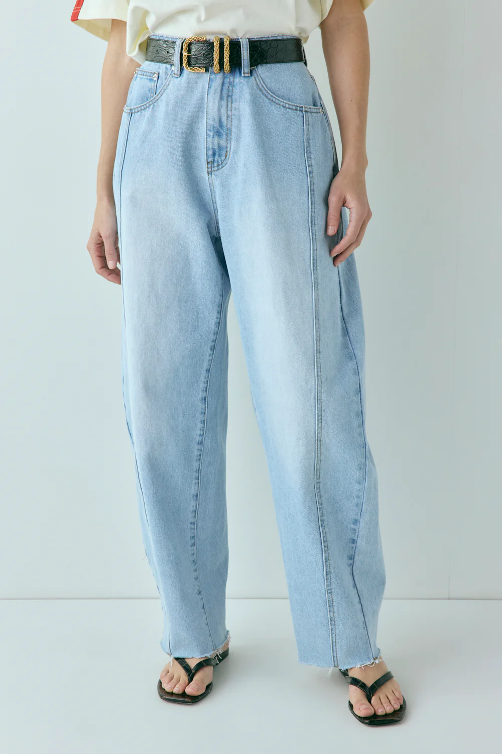Nyra Barrel Denim Jeans Light Blue - Image 2